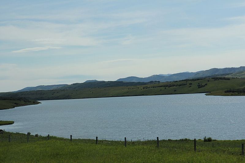 Chain Lakes Reservoir among grassy rolling foothills